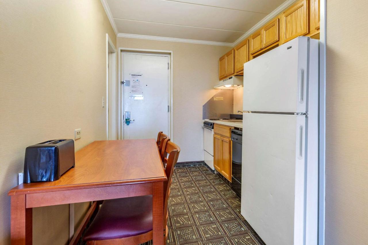 Efficiency, Ground Level, Interior Entrance, 2 Queen Beds & Sofa Bed, Non Smoking at Quality Inn Boardwalk