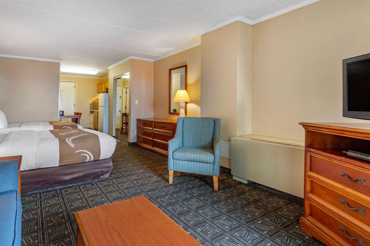 Efficiency, Ground Level, Interior Entrance, 2 Queen Beds & Sofa Bed, Non Smoking at Quality Inn Boardwalk