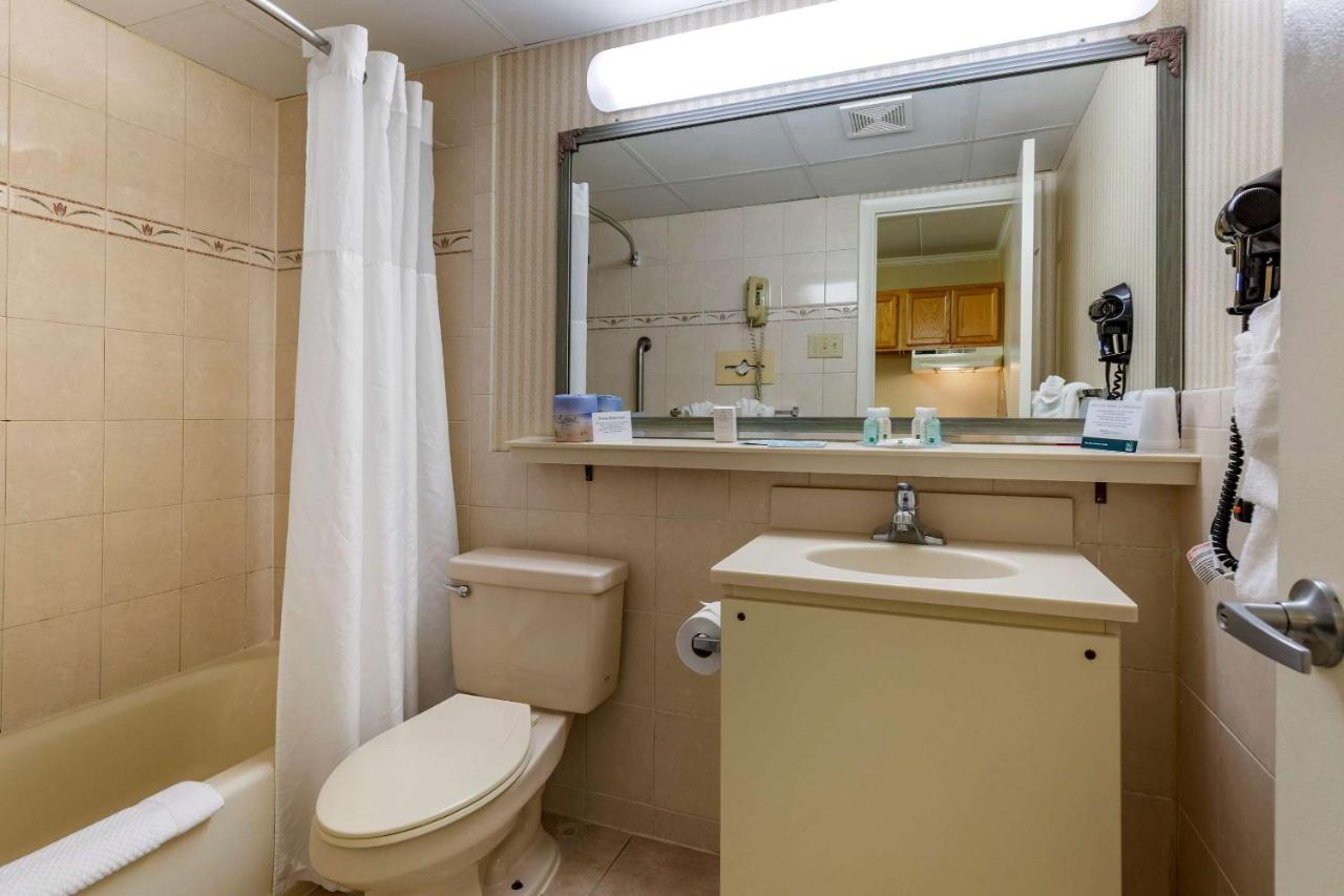 Efficiency, Ground Level, Interior Entrance, 2 Queen Beds & Sofa Bed, Non Smoking at Quality Inn Boardwalk