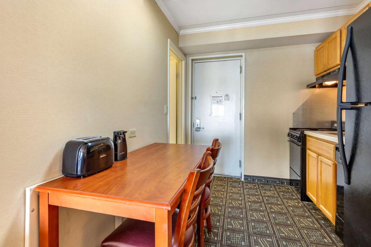 Efficiency, Oceanfront, 2 Queen Beds & Sofa Bed, Interior Entrance, Non Smoking at Quality Inn Boardwalk