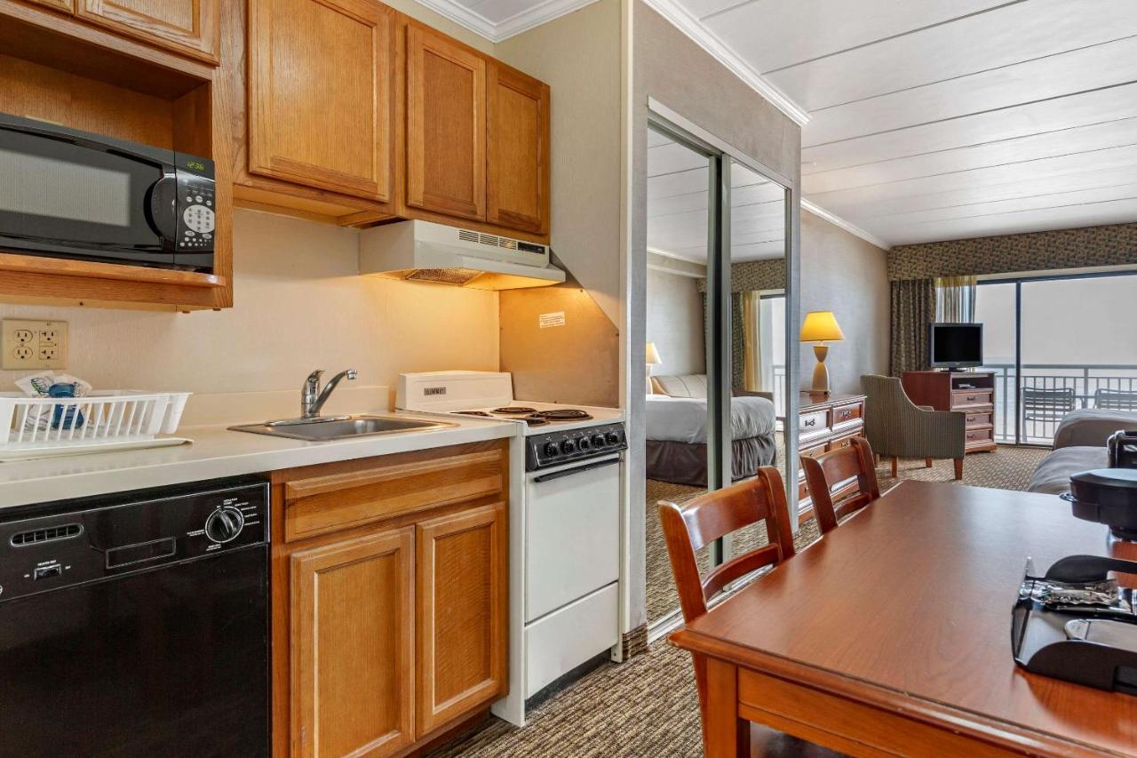 Efficiency, Oceanfront, Exterior Entrance, 2 Double Beds & Sofa Bed, Non Smoking at Quality Inn Boardwalk