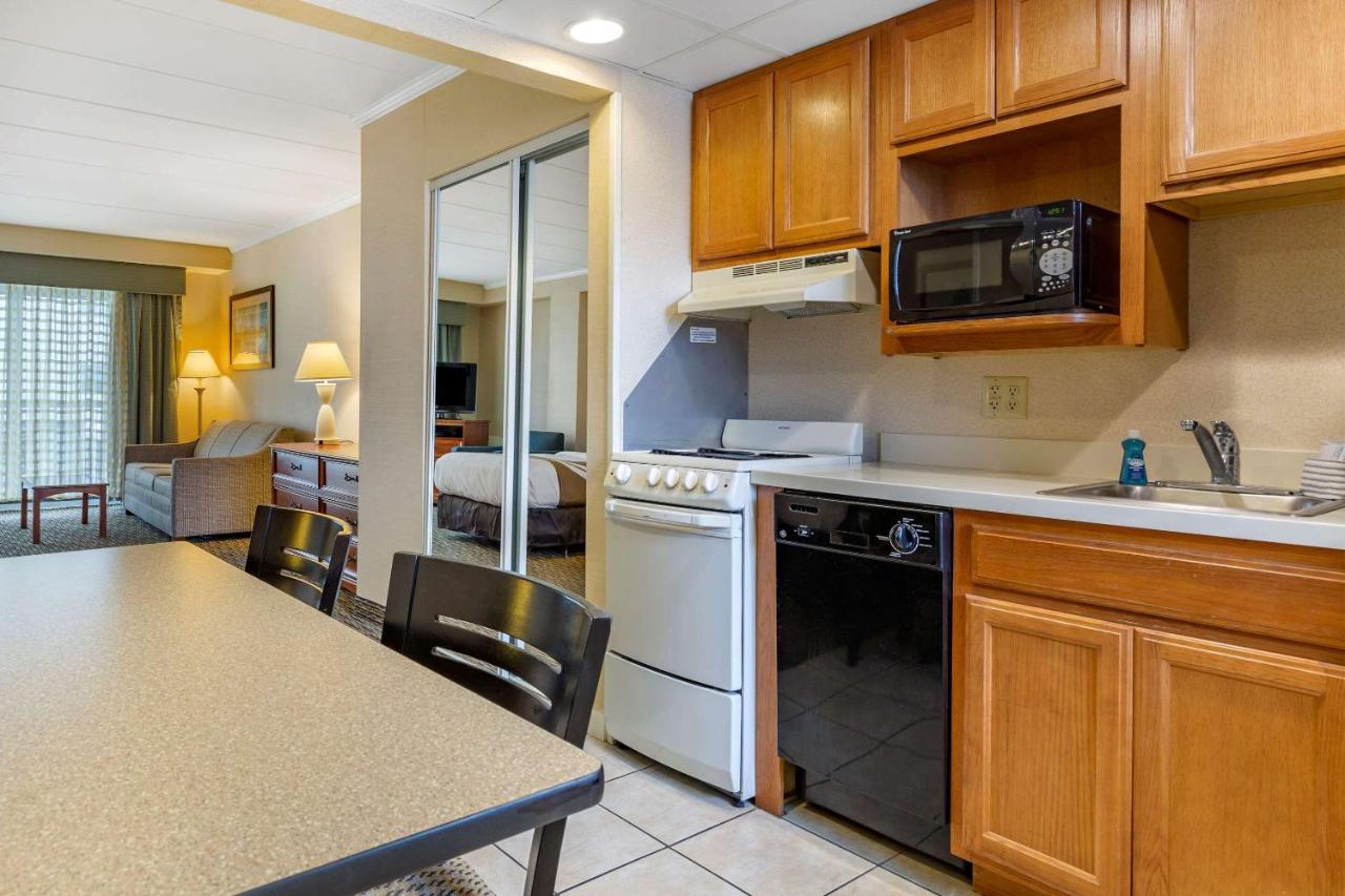 Efficiency, Northern View (Side View), 2 Double Beds & Sofa Bed, Exterior Entrance, Non Smoking at Quality Inn Boardwalk