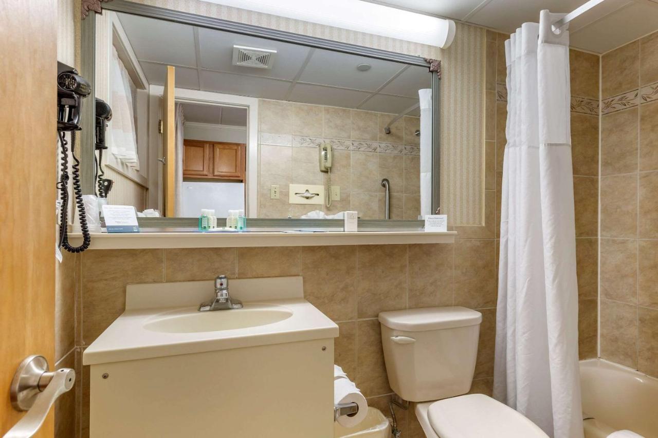 Efficiency, Ground Level, Exterior Entrance, 2 Double Beds & Sofa Bed, Non Smoking at Quality Inn Boardwalk