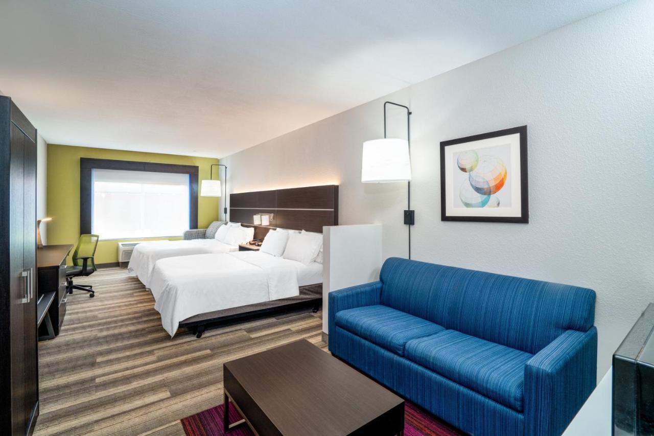 King Suite with Hearing and Mobility Accessible Tub - Non-Smoking at Holiday Inn Express and Suites Winona North by IHG