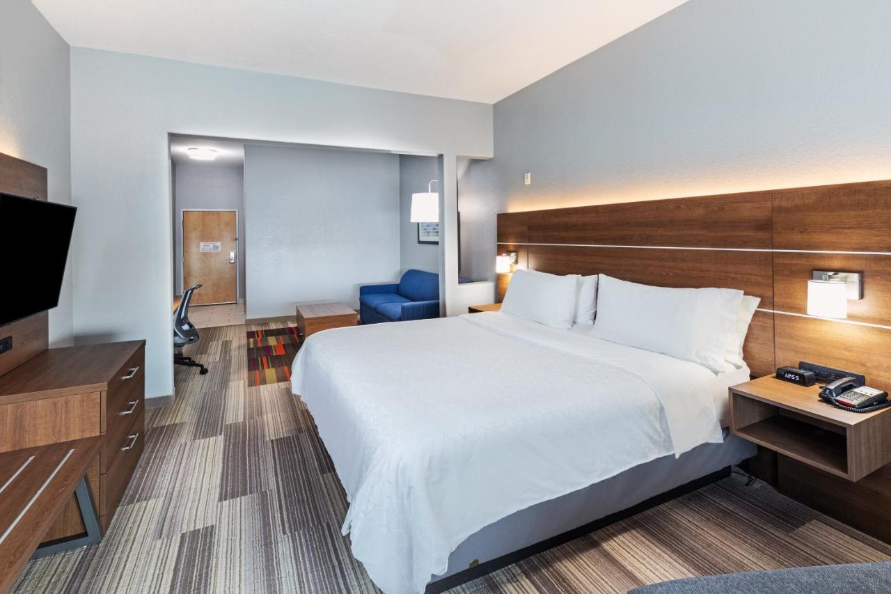 King Suite at Holiday Inn Express & Suites Austin NE - Hutto by IHG