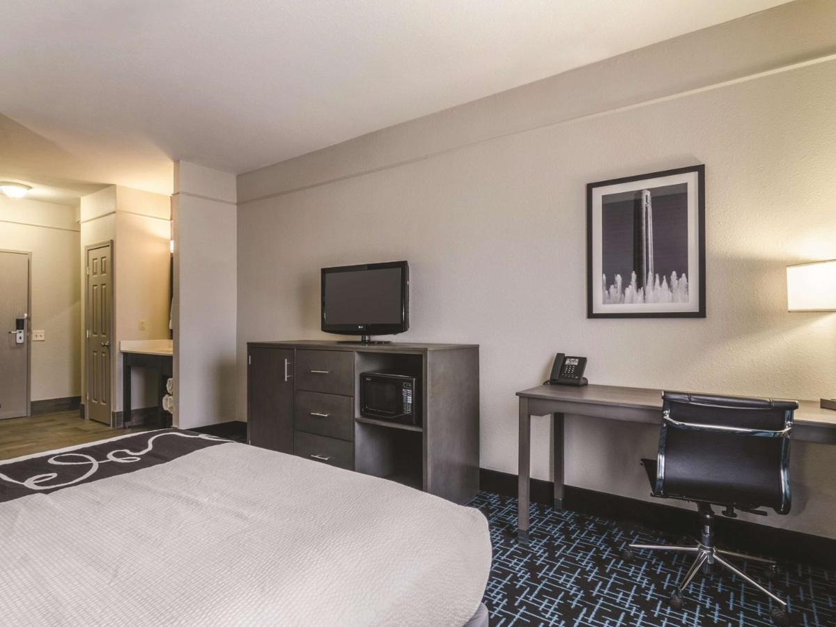 King Room - Disability Access at La Quinta Inn & Suites by Wyndham Kansas City Airport