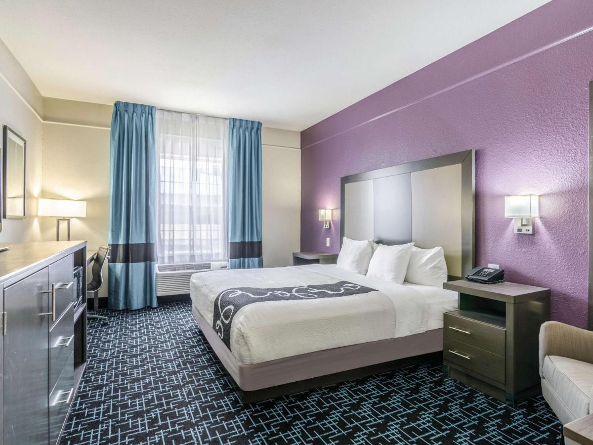 Deluxe King Room at La Quinta Inn & Suites by Wyndham Kansas City Airport
