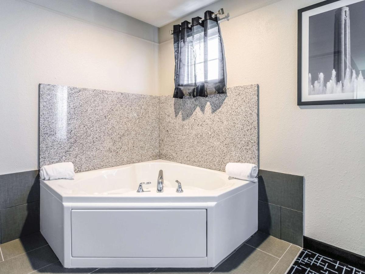 1 King Bed, Deluxe Studio Suite, Jetted Tub, Non-Smoking at La Quinta Inn & Suites by Wyndham Kansas City Airport