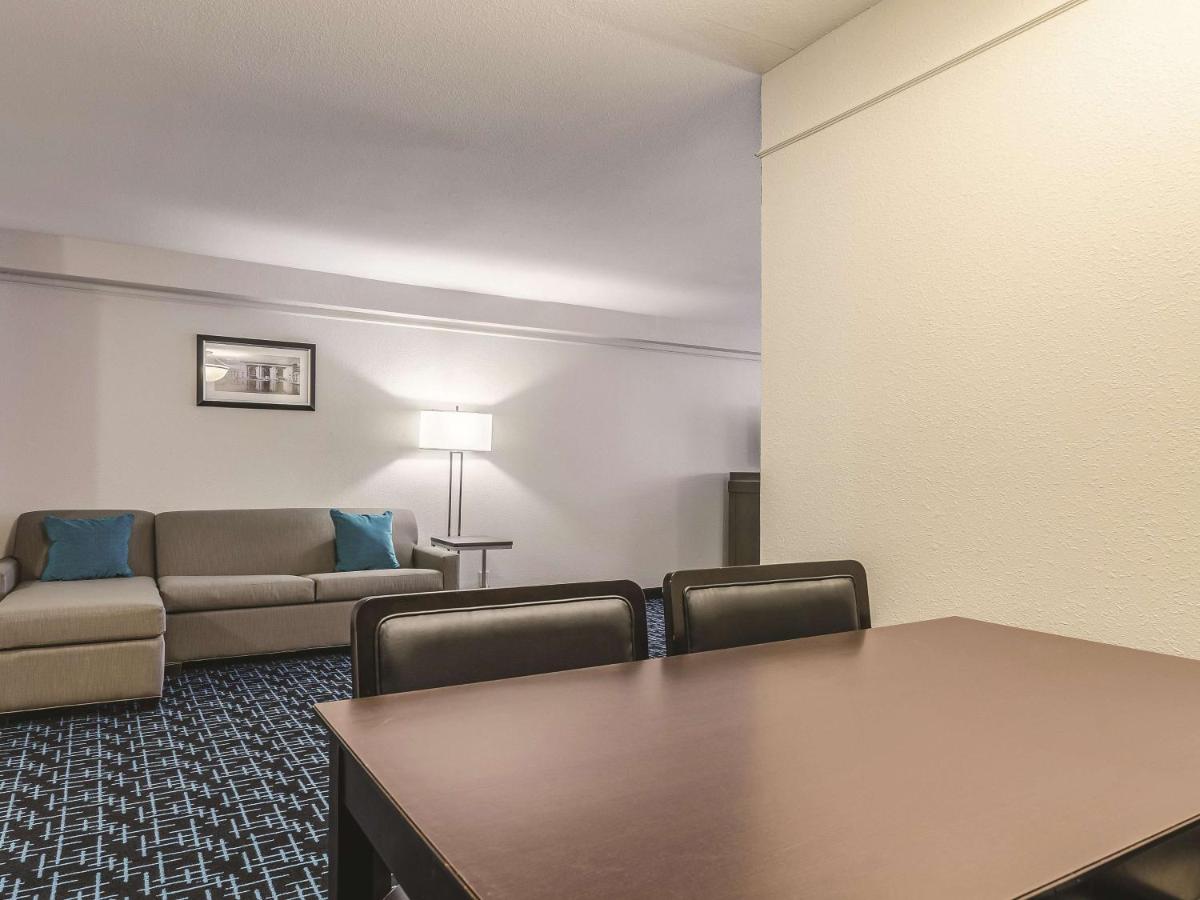 King Studio Suite - Non-Smoking at La Quinta Inn & Suites by Wyndham Kansas City Airport