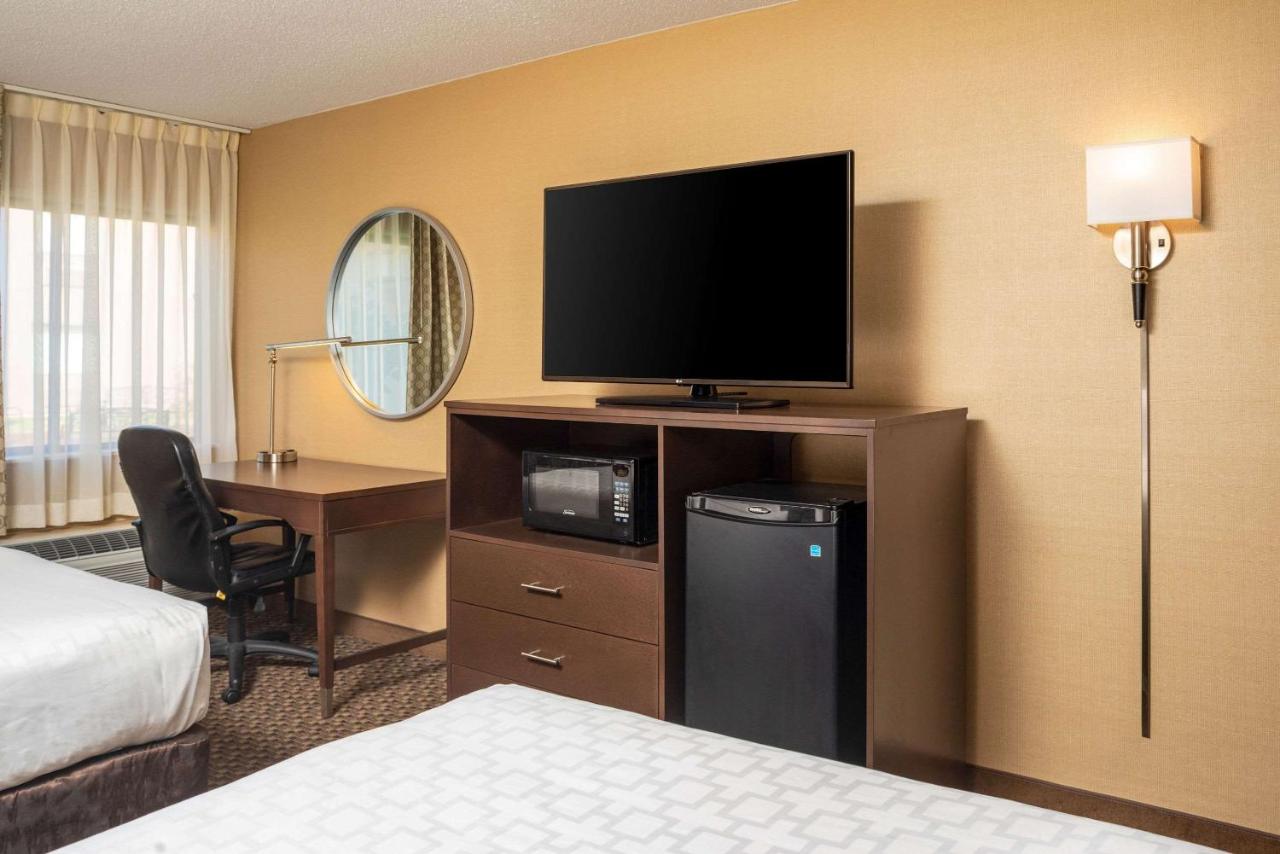 Business Double Room with Two Double Beds - Accessible/Non-Smoking at Clarion Pointe Harrisonburg