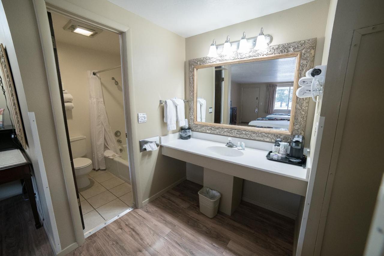 Deluxe Queen Suite at Parry Lodge