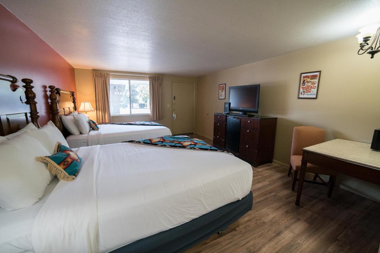 Deluxe Queen Suite at Parry Lodge