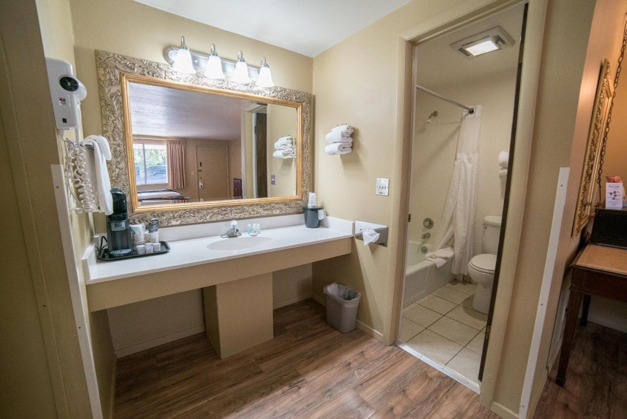 Deluxe Queen Suite at Parry Lodge