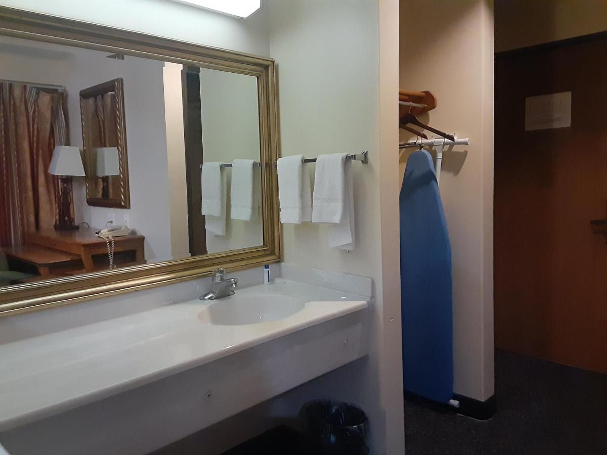 Executive Suite at American Inn and Suites Ionia