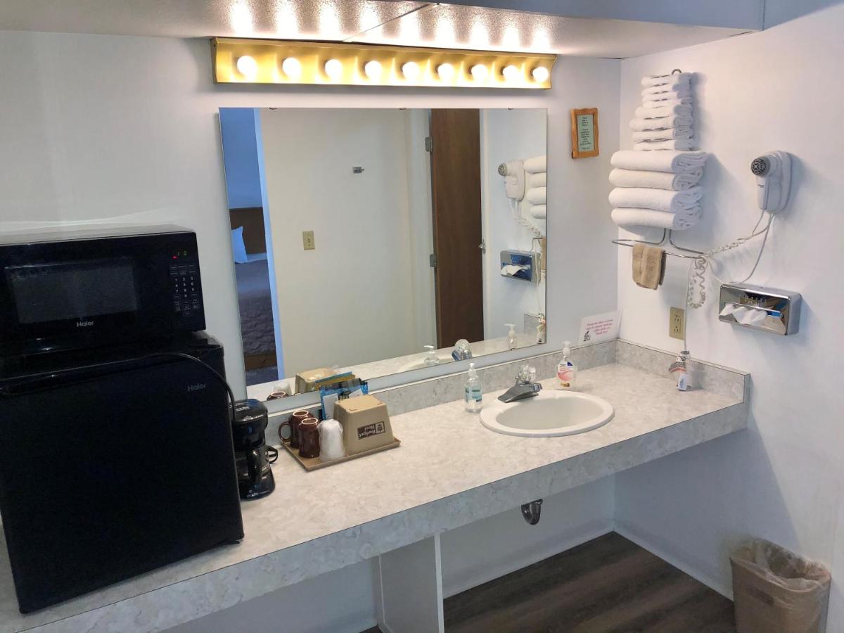 | Budget Host Inn