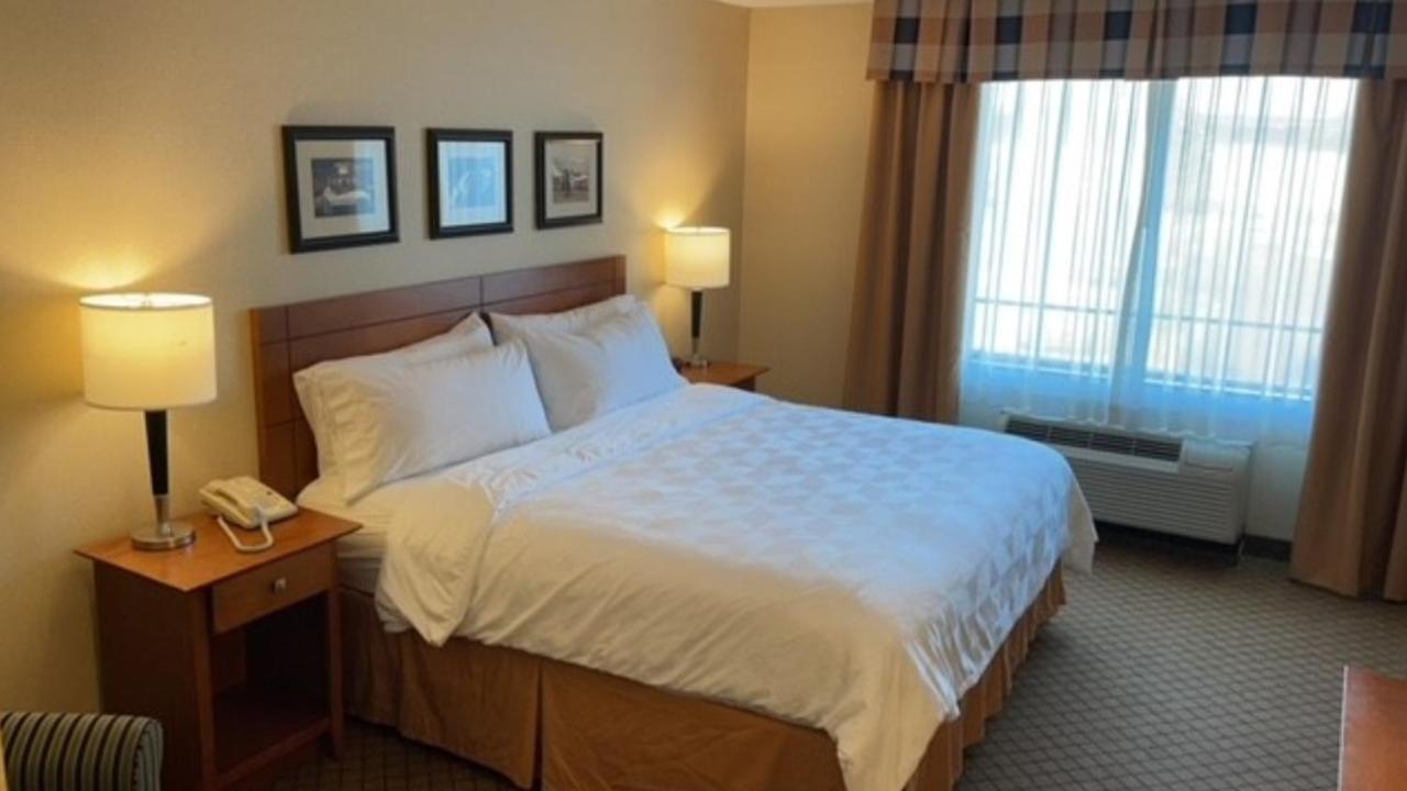 | Holiday Inn Battle Creek, an IHG Hotel