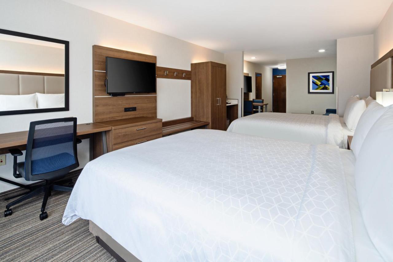 Queen Room - Mobility Access Tub/Non-Smoking at Holiday Inn Express Hotel & Suites Atascadero by IHG