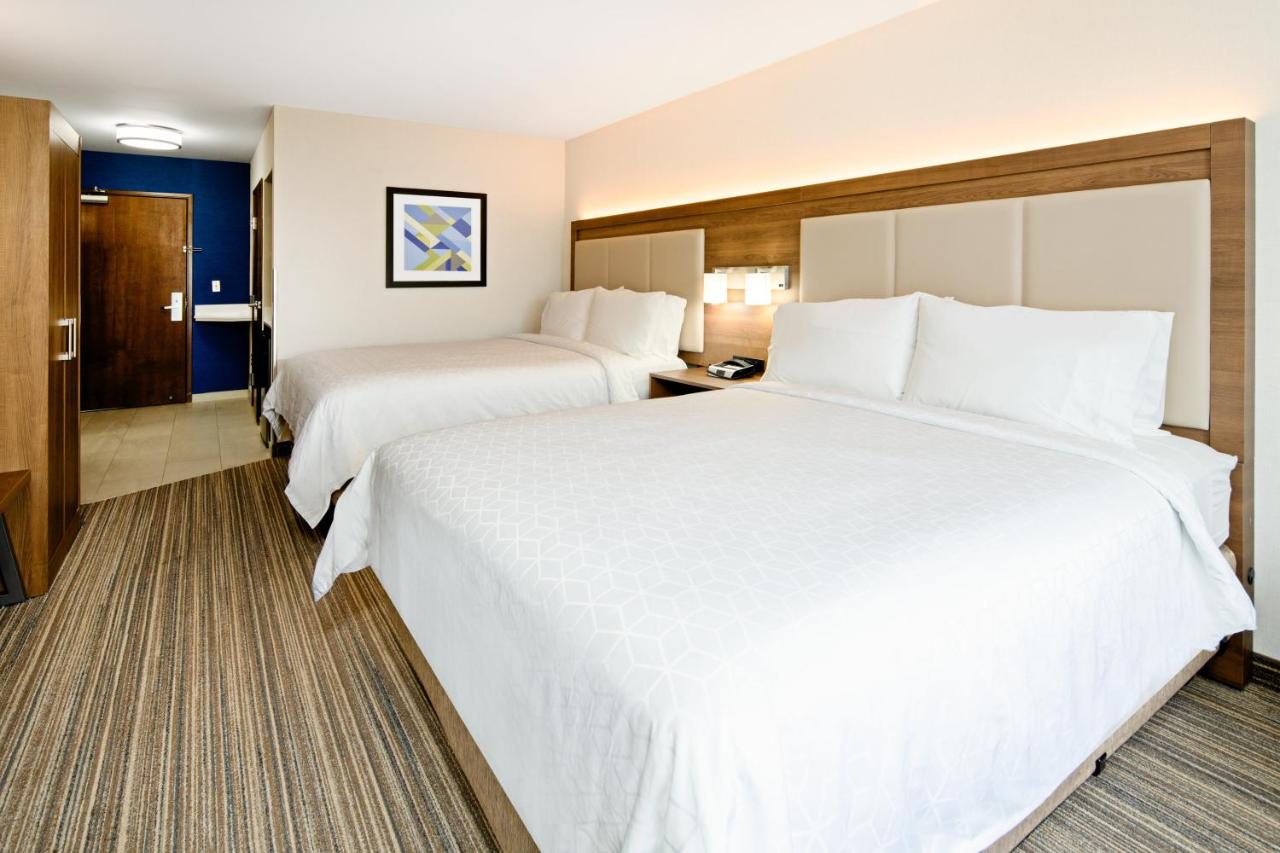 Queen Room - Mobility Access Tub/Non-Smoking at Holiday Inn Express Hotel & Suites Atascadero by IHG