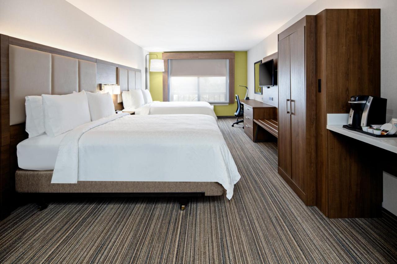 Queen Room - Mobility Access Tub/Non-Smoking at Holiday Inn Express Hotel & Suites Atascadero by IHG