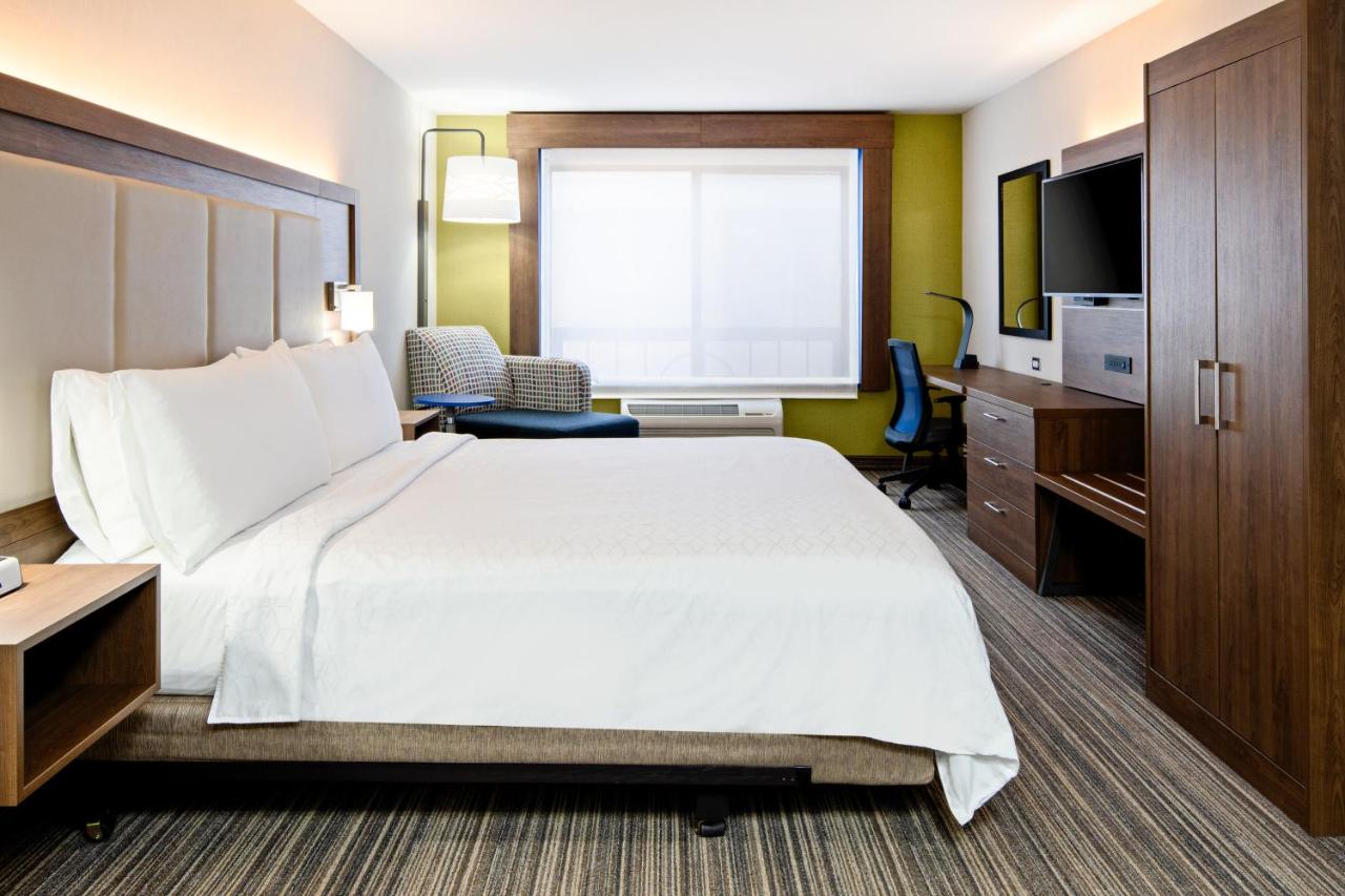 Deluxe King Room at Holiday Inn Express Hotel & Suites Atascadero by IHG