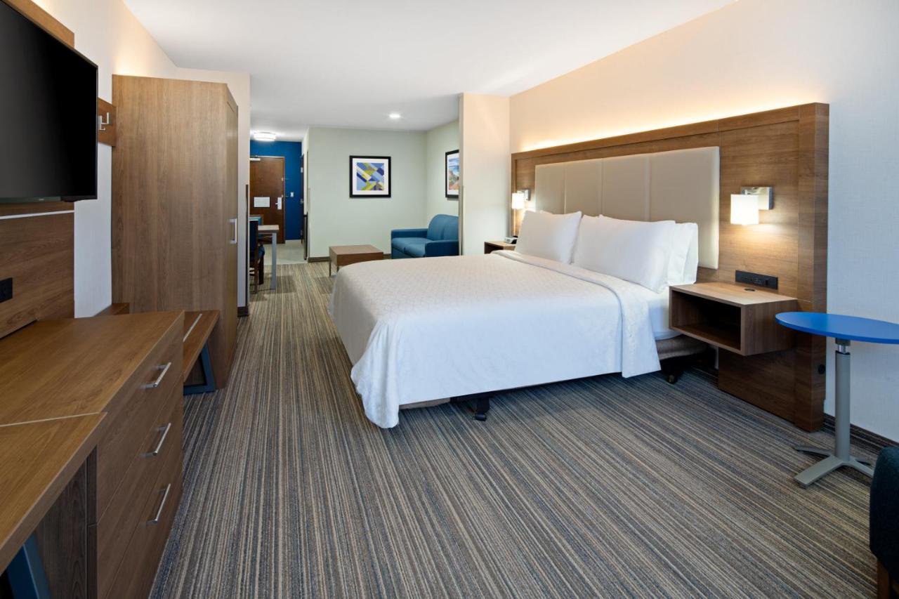 King Suite at Holiday Inn Express Hotel & Suites Atascadero by IHG