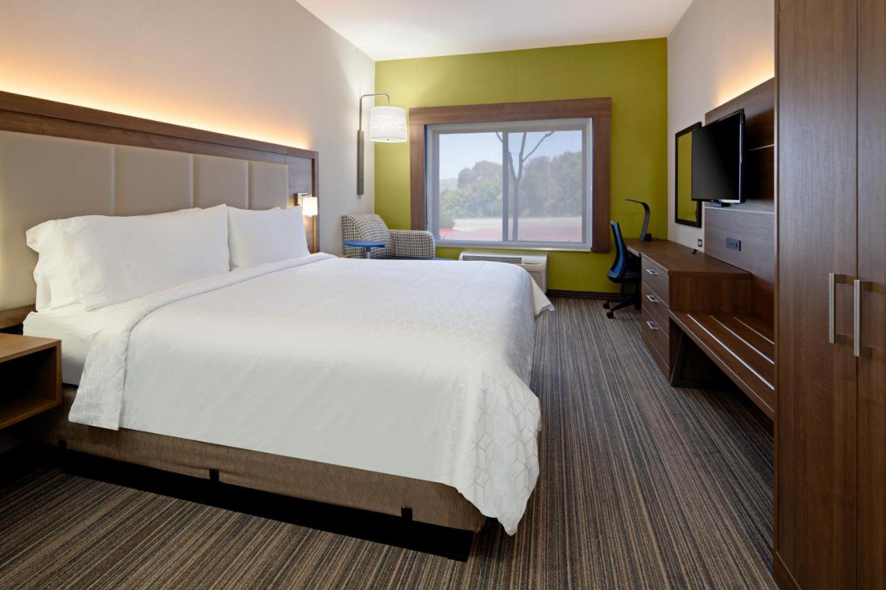 Deluxe King Room at Holiday Inn Express Hotel & Suites Atascadero by IHG