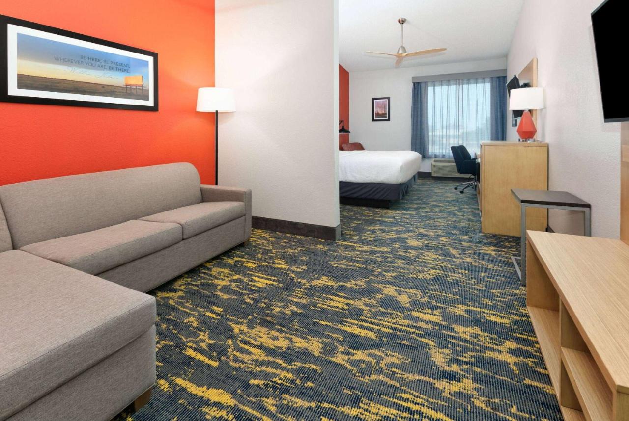 Executive King Room at La Quinta Inn & Suites by Wyndham Dallas - Las Colinas