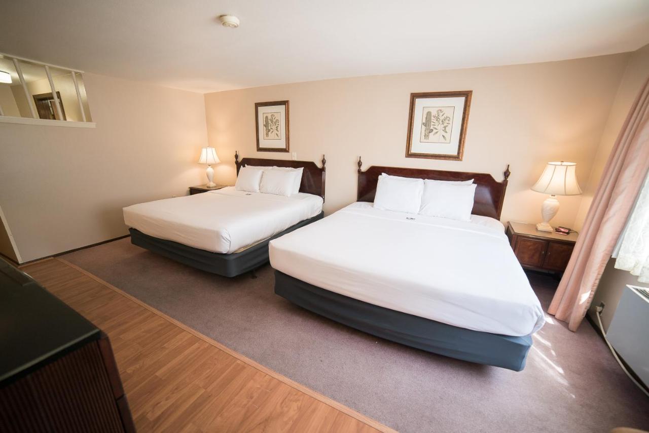 Deluxe King Room at Parry Lodge
