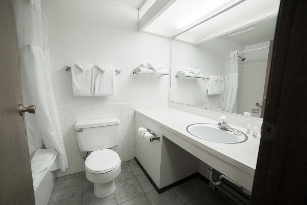Deluxe King Room at Parry Lodge