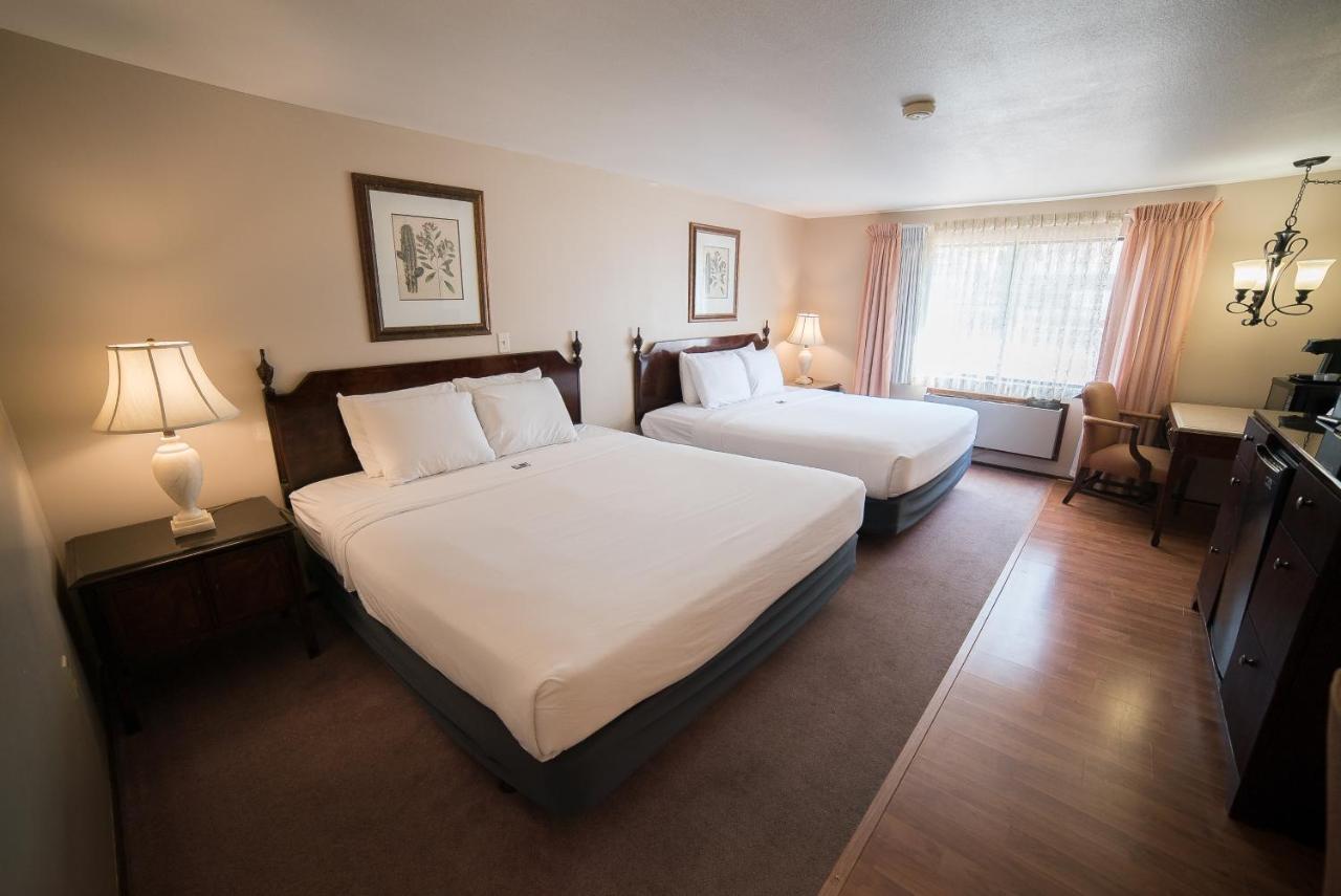 Deluxe King Room at Parry Lodge