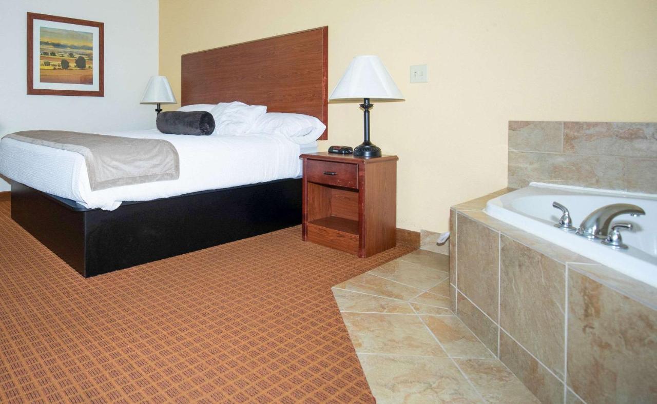 | Rodeway Inn & Suites Hoisington