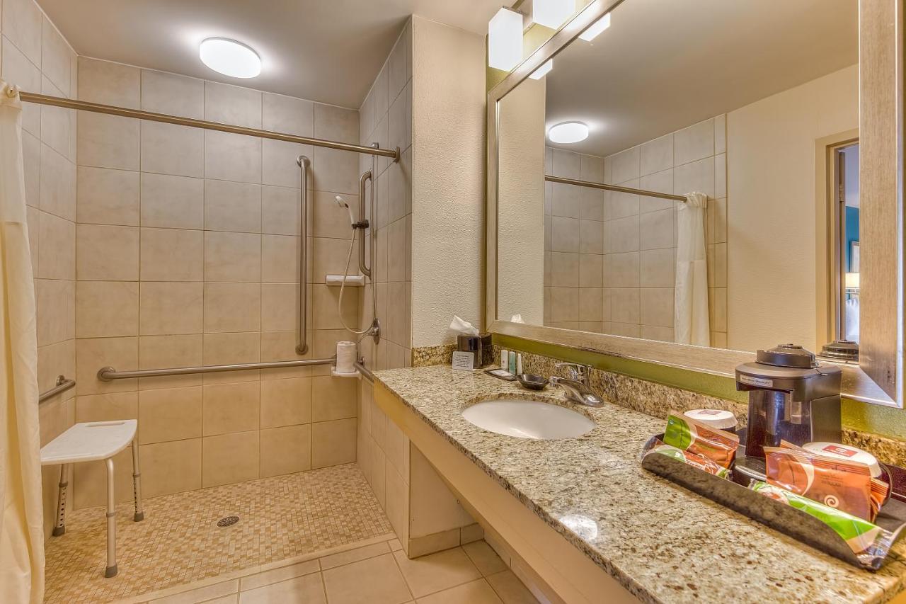 Promotional Queen Room - Accessible/Non-Smoking at Quality Inn Gulfport I-10