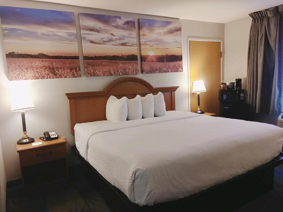 King Room - Non-Smoking at Days Inn by Wyndham Osage Beach Lake of the Ozarks