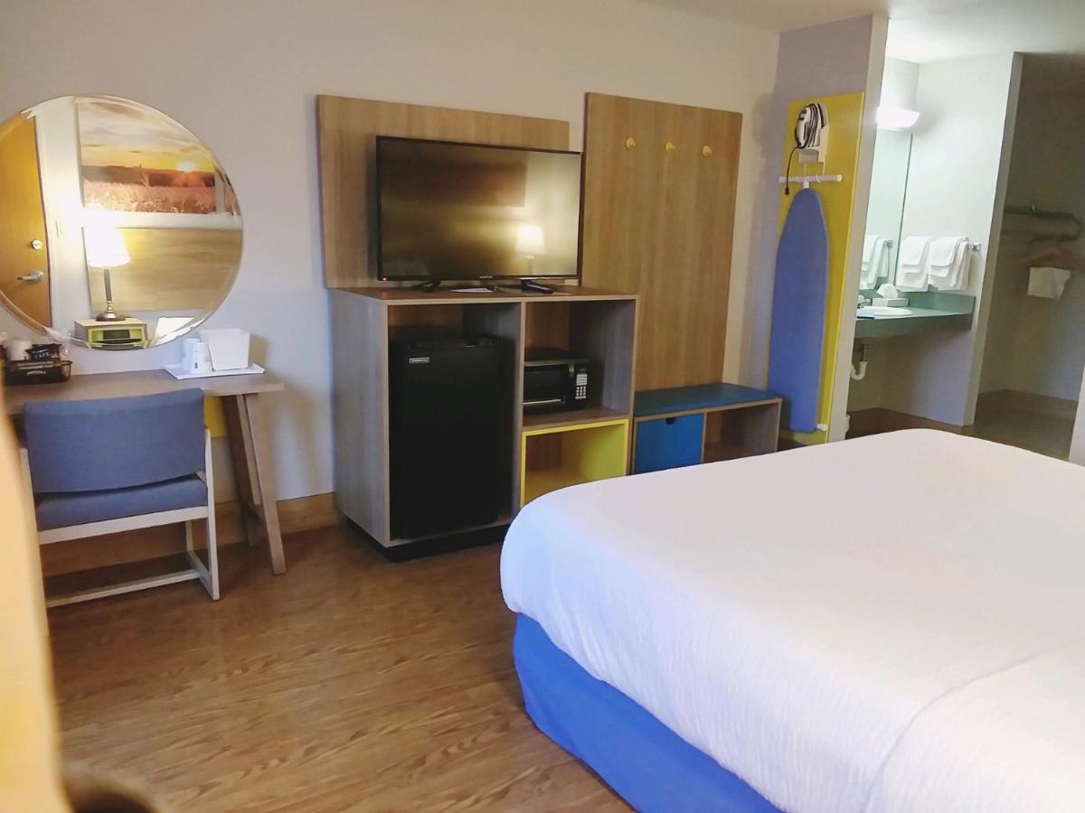 1 King Bed Accessible Room, Non-Smoking at Days Inn by Wyndham Osage Beach Lake of the Ozarks