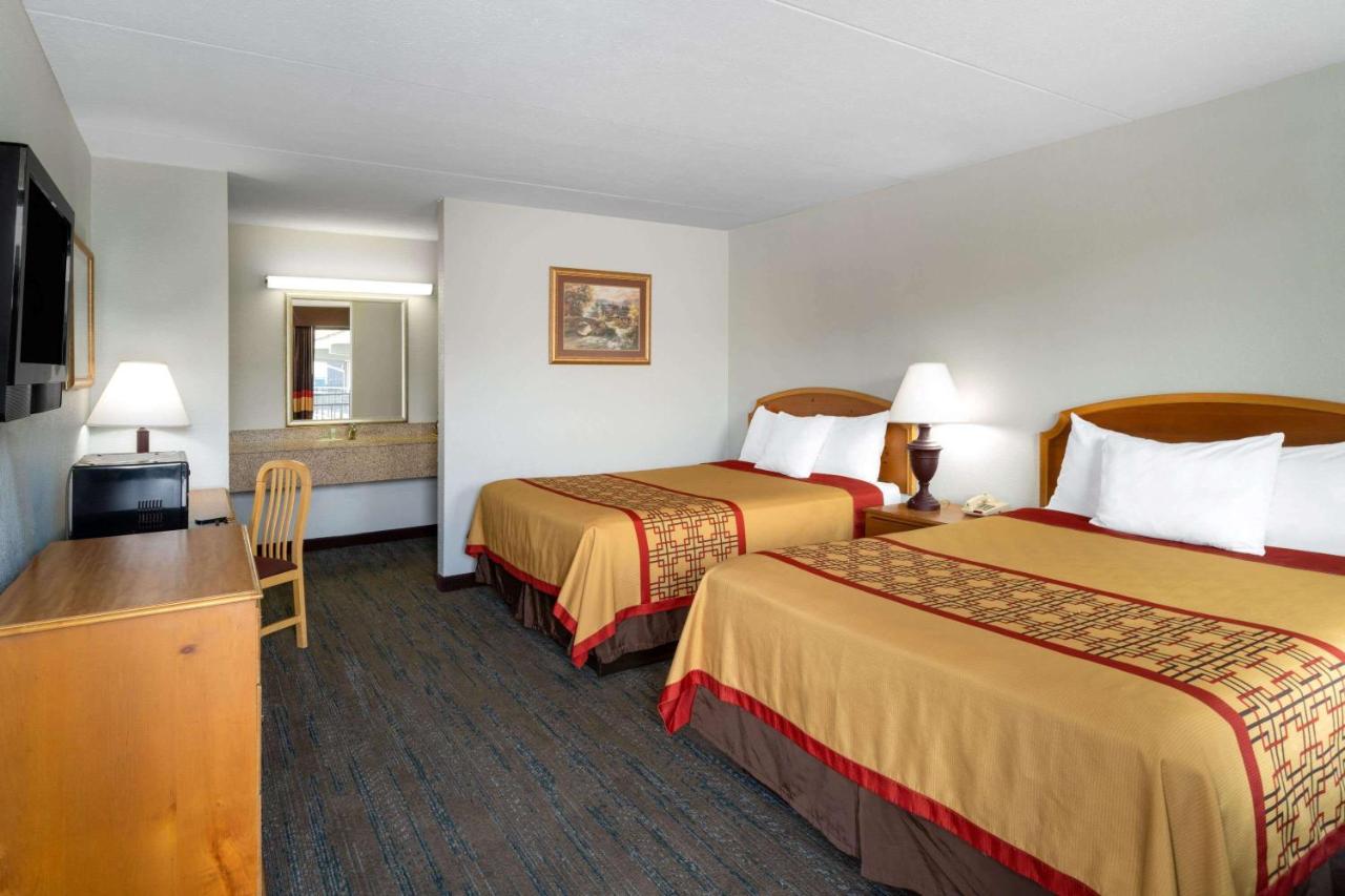 Queen Room with Two Queen Beds - Non-Smoking at Pigeon Forge Parkway Inn