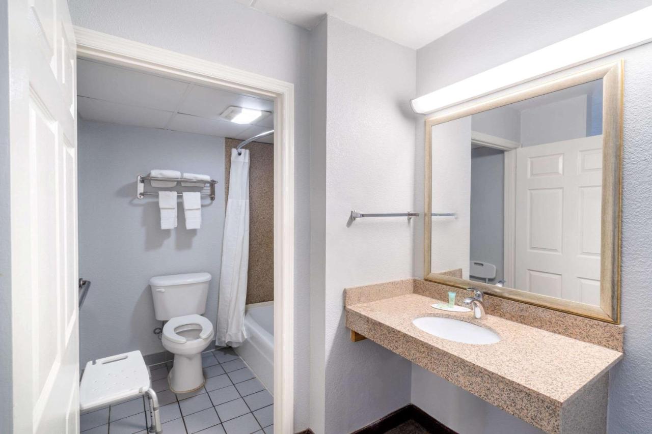 King Room - Mobility Access/Non-Smoking at Pigeon Forge Parkway Inn