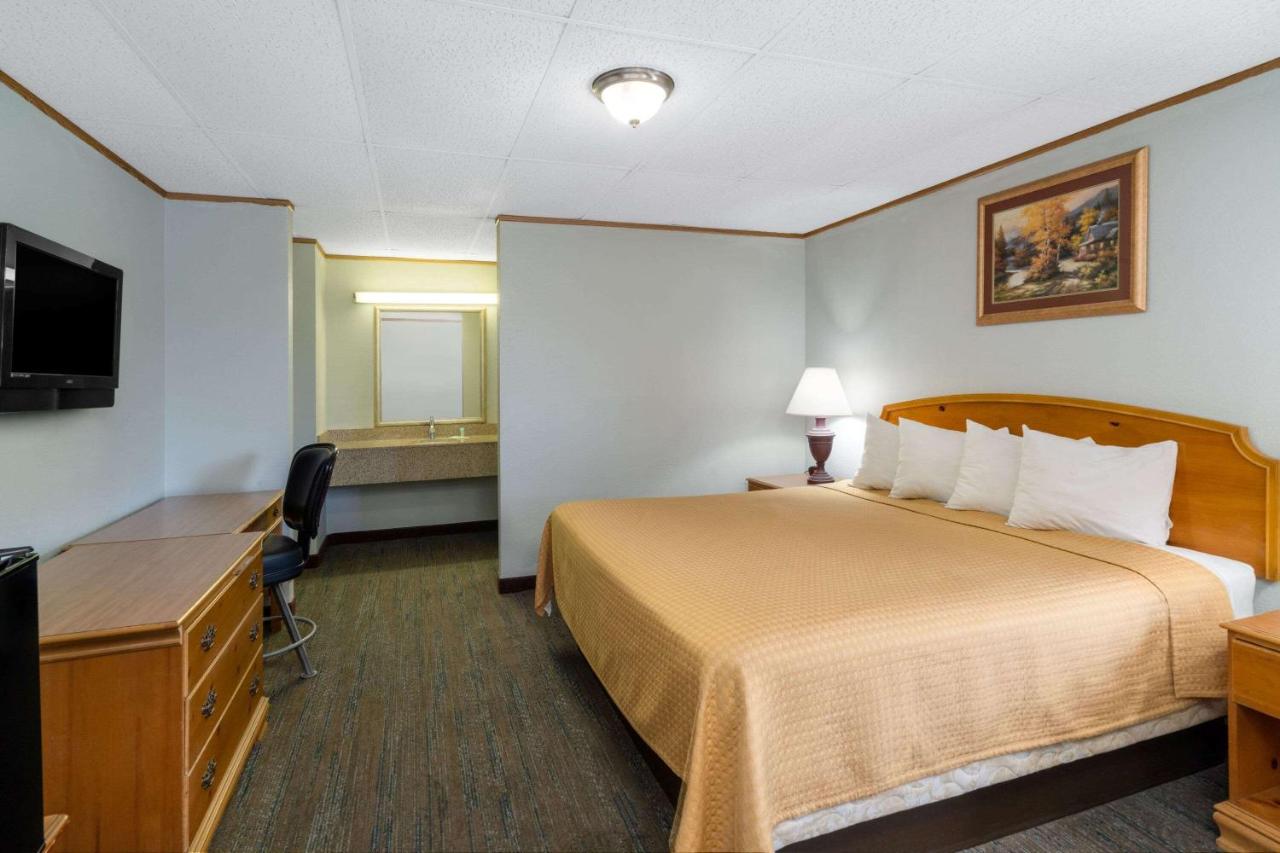 King Room - Non-Smoking at Pigeon Forge Parkway Inn