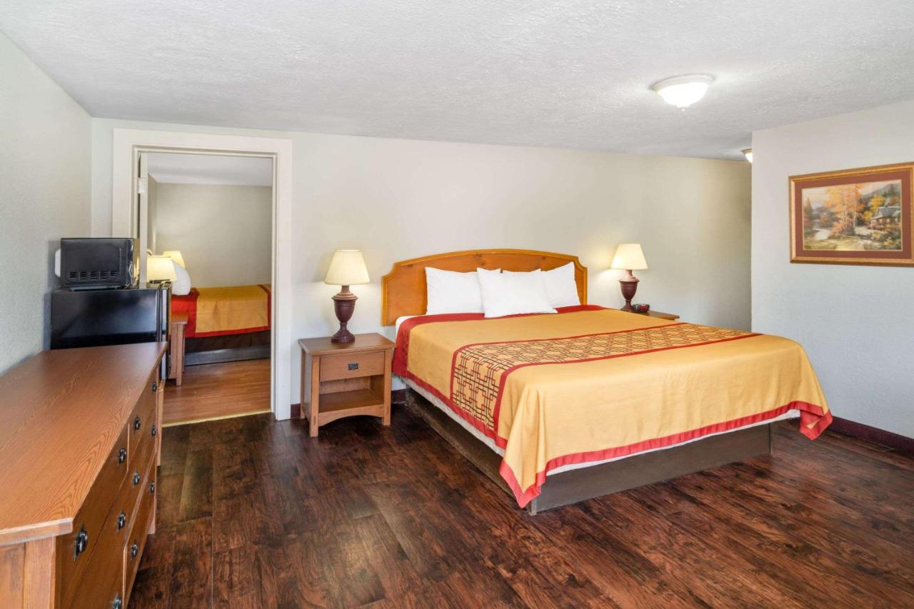 Two-Bedroom Suite - Non-Smoking at Pigeon Forge Parkway Inn