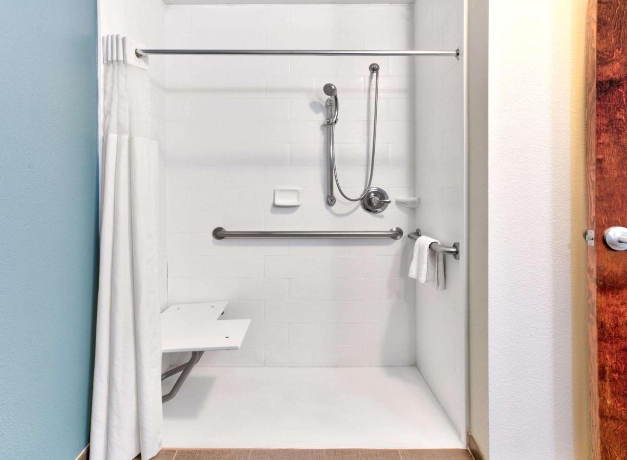 Deluxe King Suite with Roll-In Shower - Mobility Accessible/Non-Smoking at Wingate by Wyndham Longview North