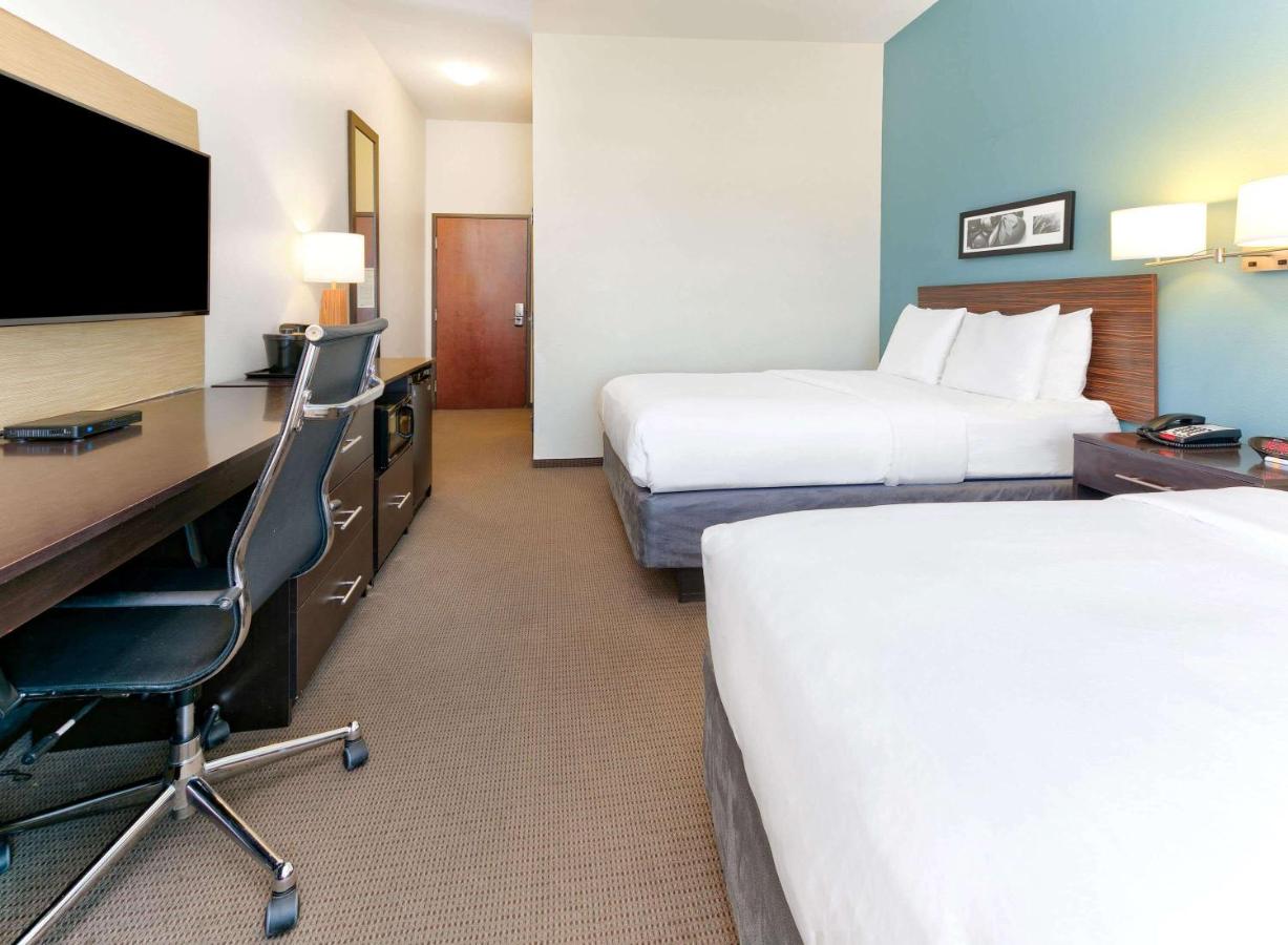 Queen Room with Two Queen Beds and Bath Tub - Mobility Accessible/Non-Smoking at Wingate by Wyndham Longview North