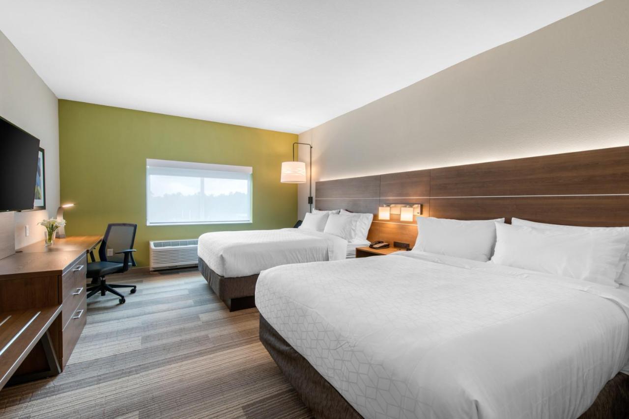 Queen Room with Two Queen Beds - Hearing Accessible at Holiday Inn Express & Suites Wildwood The Villages by IHG