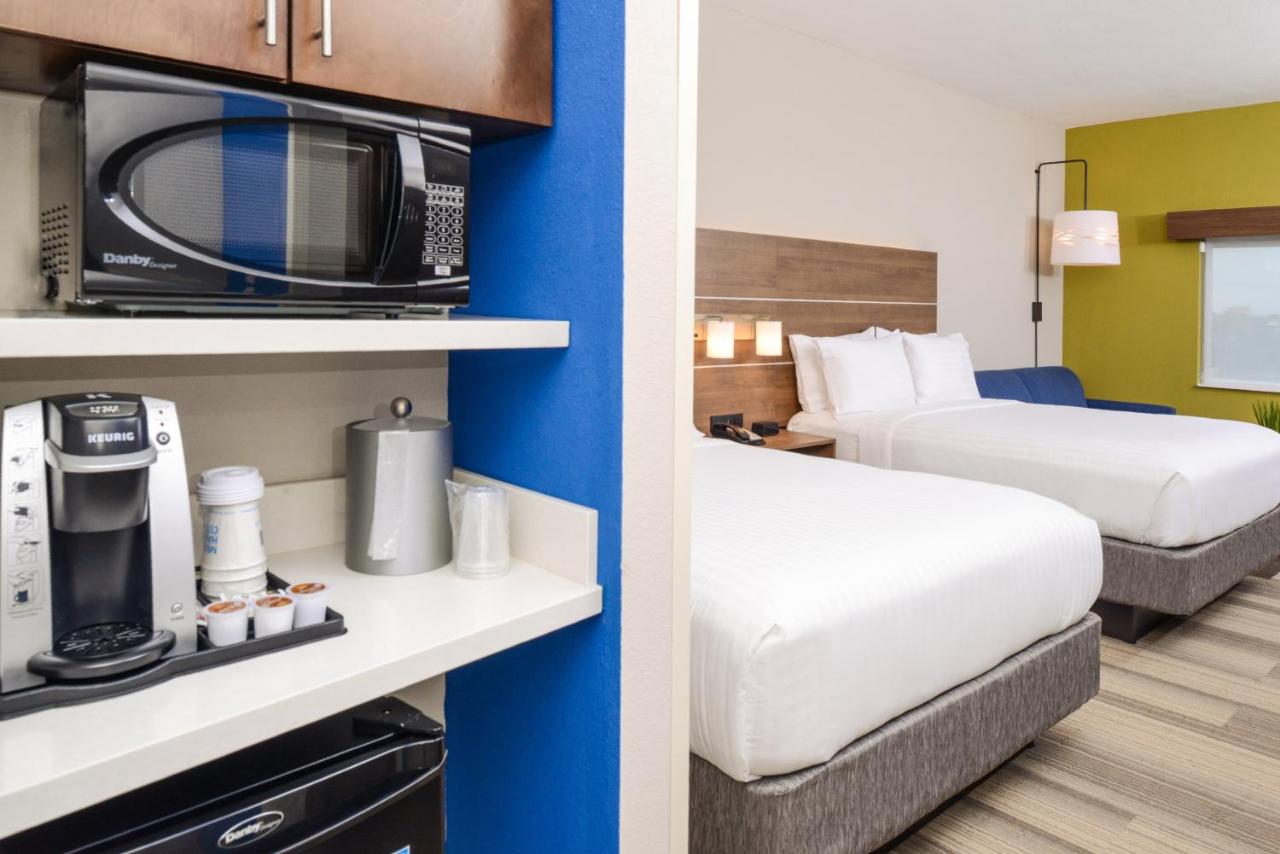 Queen Room with Two Queen Beds - Hearing Accessible at Holiday Inn Express & Suites Wildwood The Villages by IHG