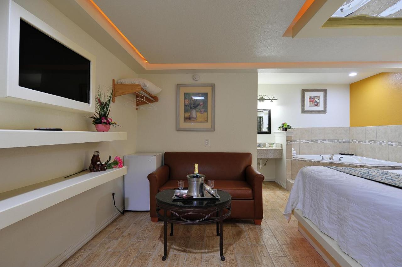 Honeymoon Suite at Romantic Inn & Suites