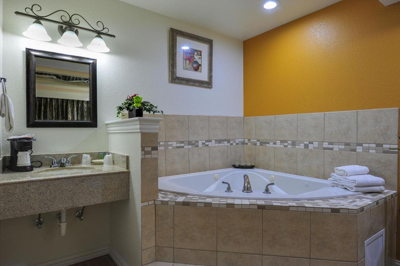 Honeymoon Suite at Romantic Inn & Suites