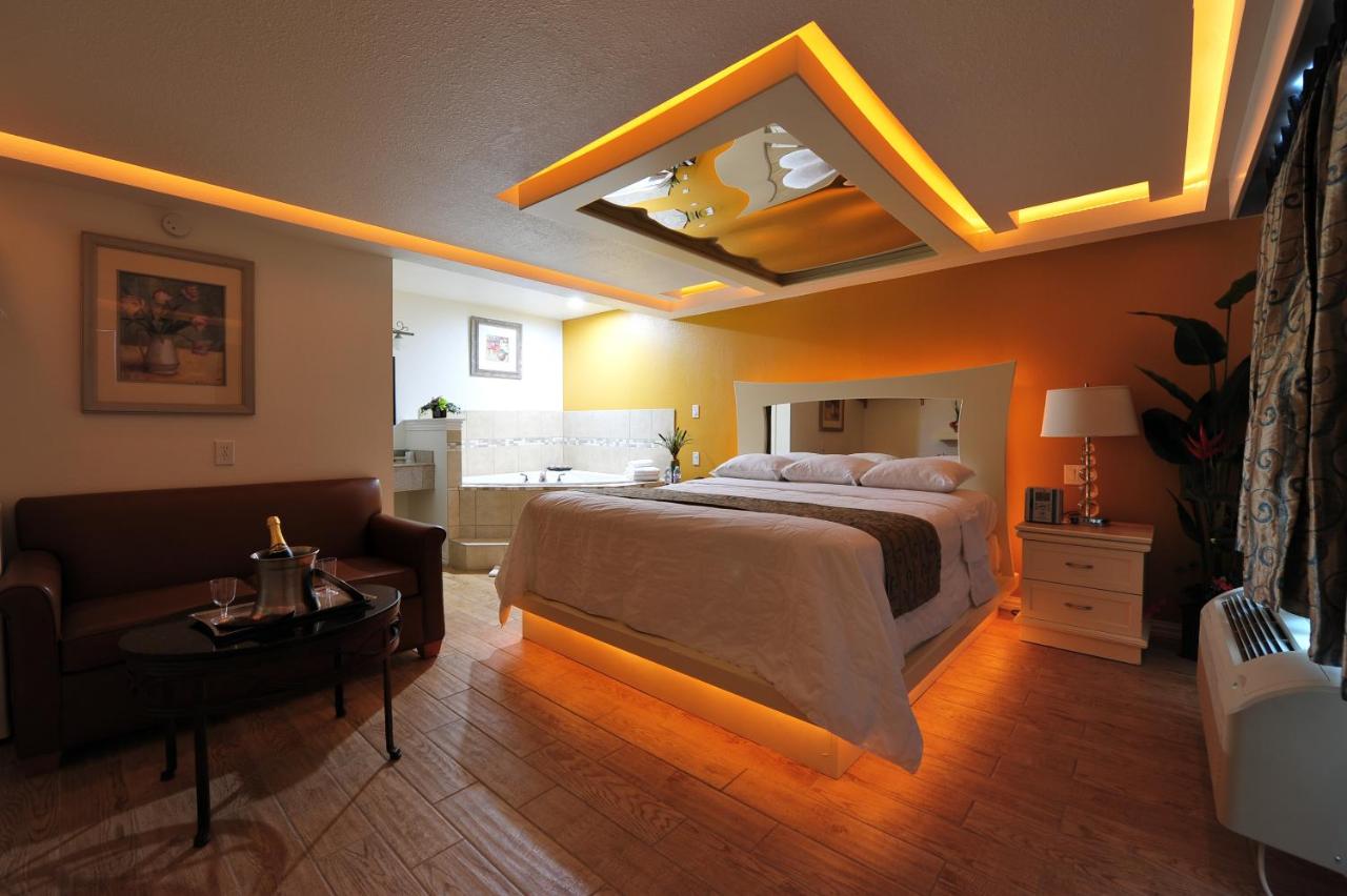 Honeymoon Suite at Romantic Inn & Suites