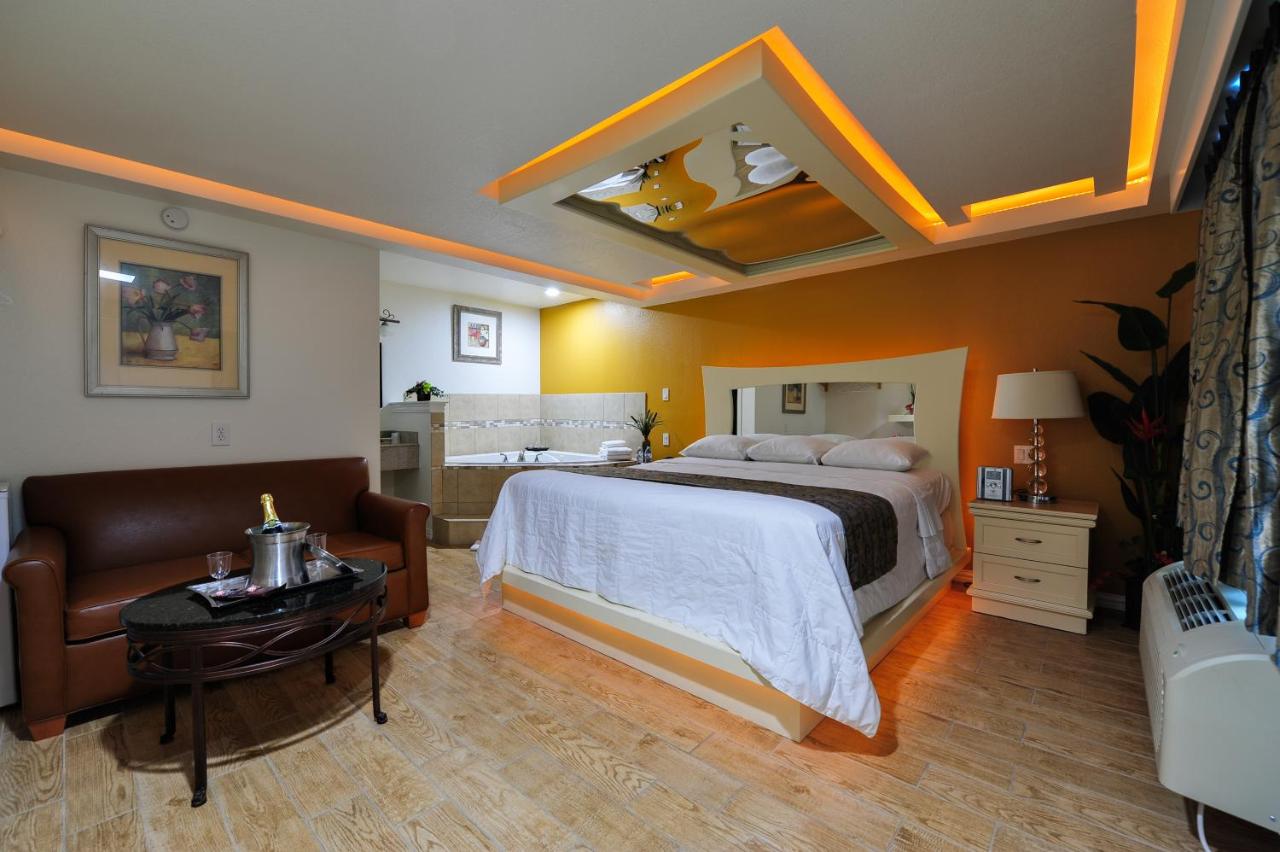 Honeymoon Suite at Romantic Inn & Suites