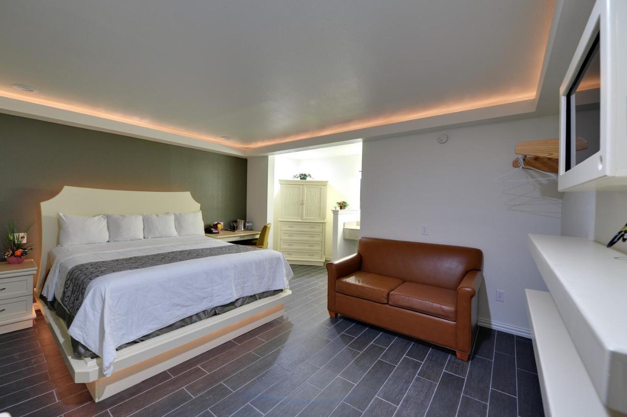 Deluxe King Suite at Romantic Inn & Suites