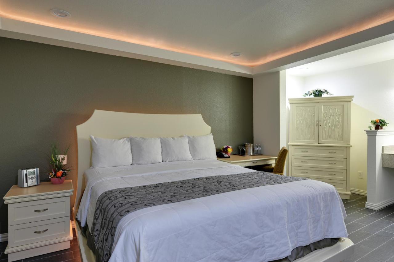 Deluxe King Suite at Romantic Inn & Suites