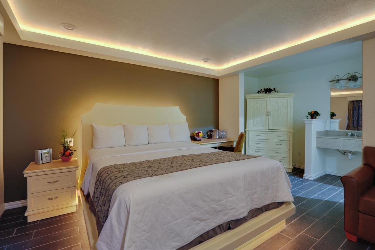 Deluxe King Suite at Romantic Inn & Suites