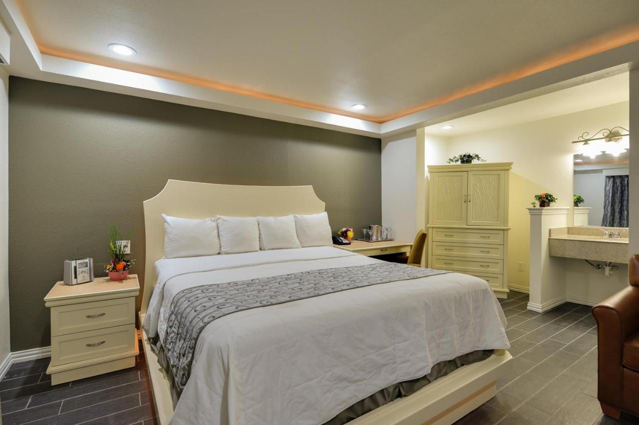 Deluxe King Suite at Romantic Inn & Suites